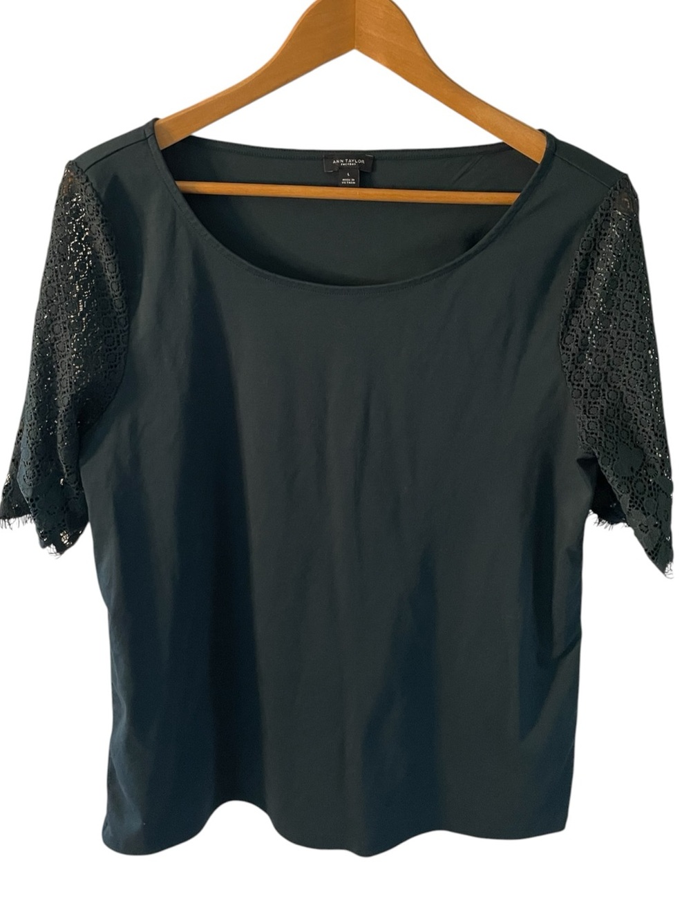 H7- Ann Taylor Green Scoop Neck Top with Lace Short Sleeves
